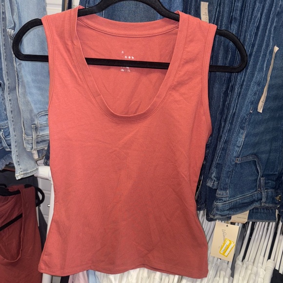 5/$10 New item… Women's Sleeveless Top in Rust - Picture 1 of 1